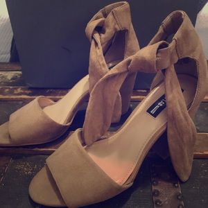 Very cute, mid height heel with tie